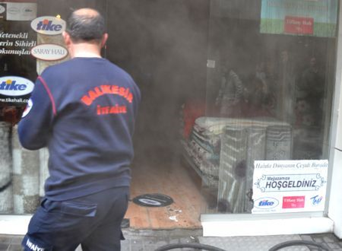 Balıkesir\'de Halı Mağazasında Yangın