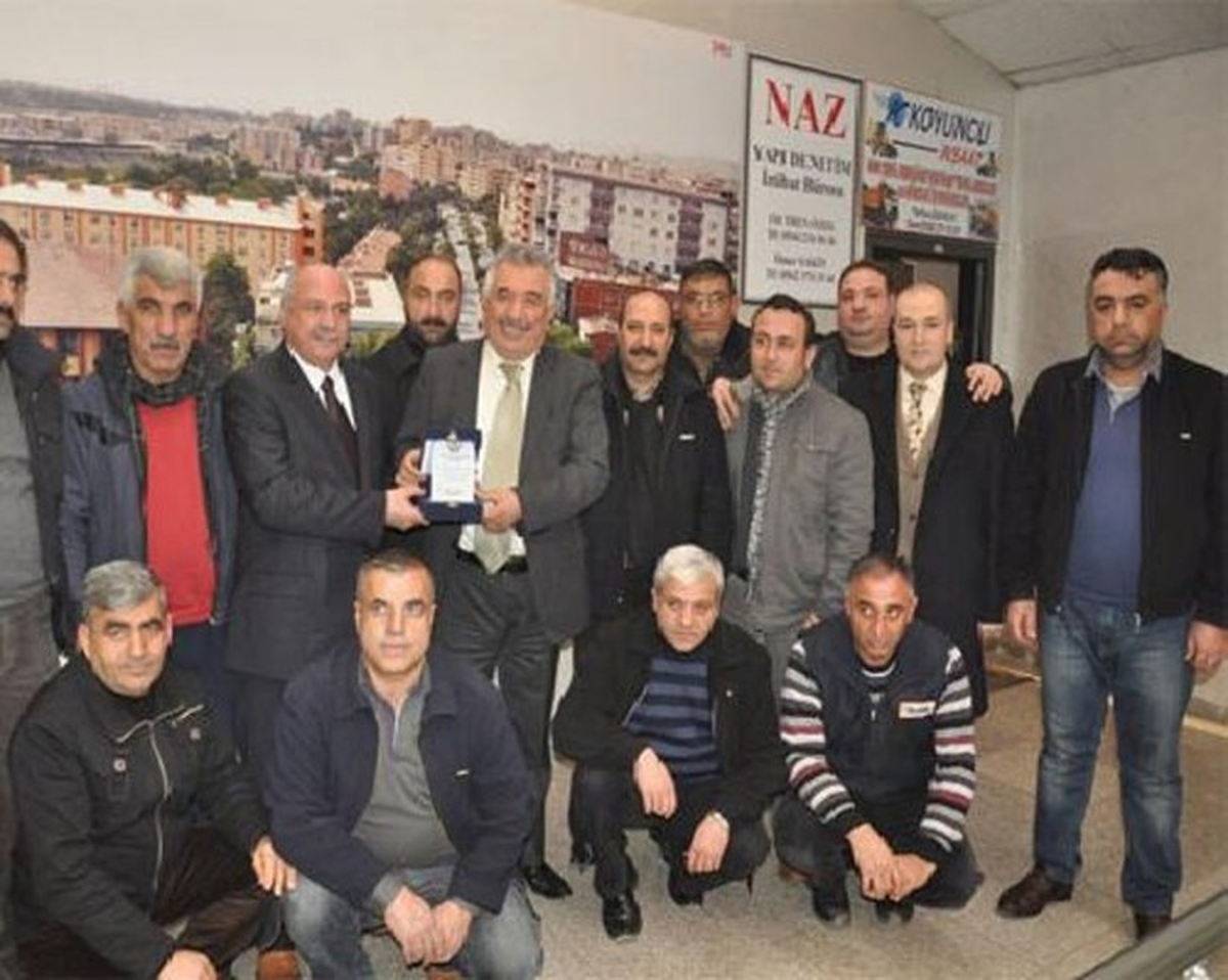 Belediye İş Sendikasından Selim Sadak\'a Plaket