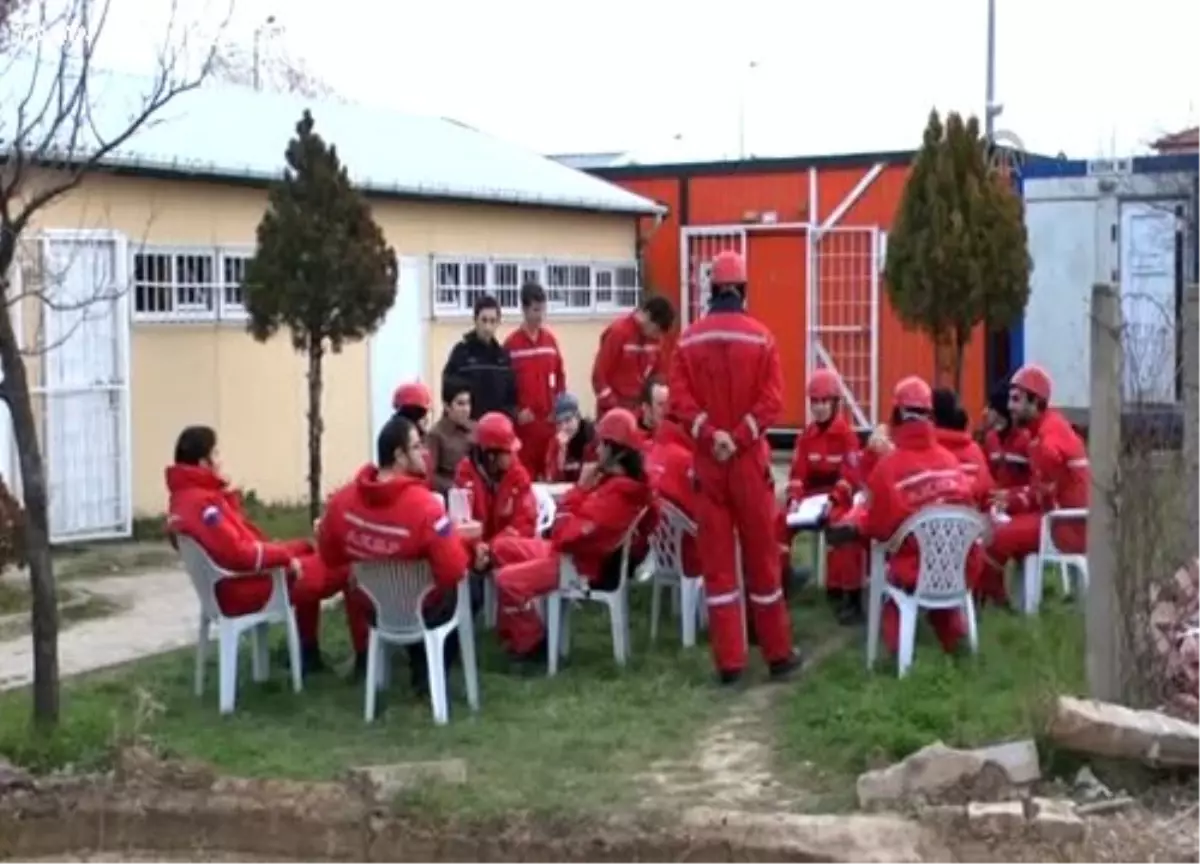 "Bir günlük deprem tatbikatı" için 5 katlı bina yıkıldı -