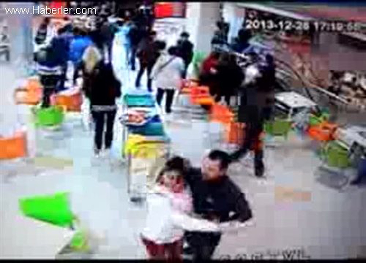 Deprem Anındaki Panik, Avm\'nin Güvenlik Kamerasında
