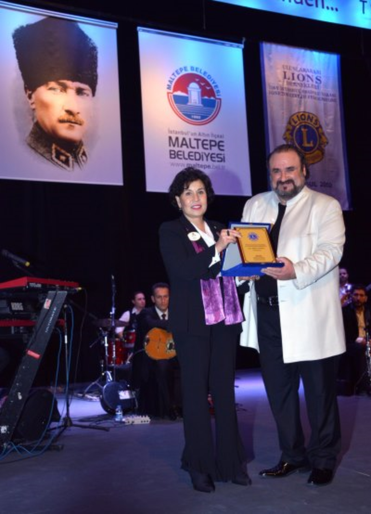 Hakan Aysev, Yılbaşı Konserinde Müzik Ziyafeti Verdi