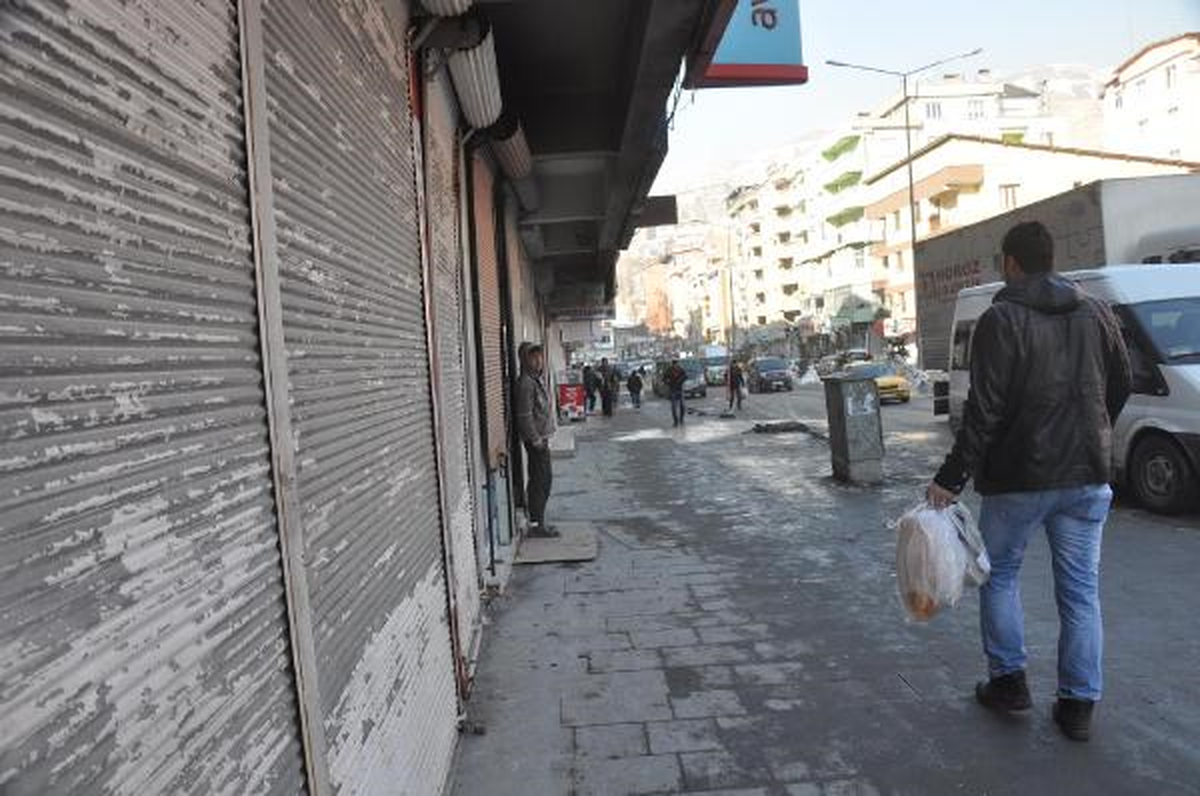 Hakkari ve İlçelerinde Kepenkler Açılmadı