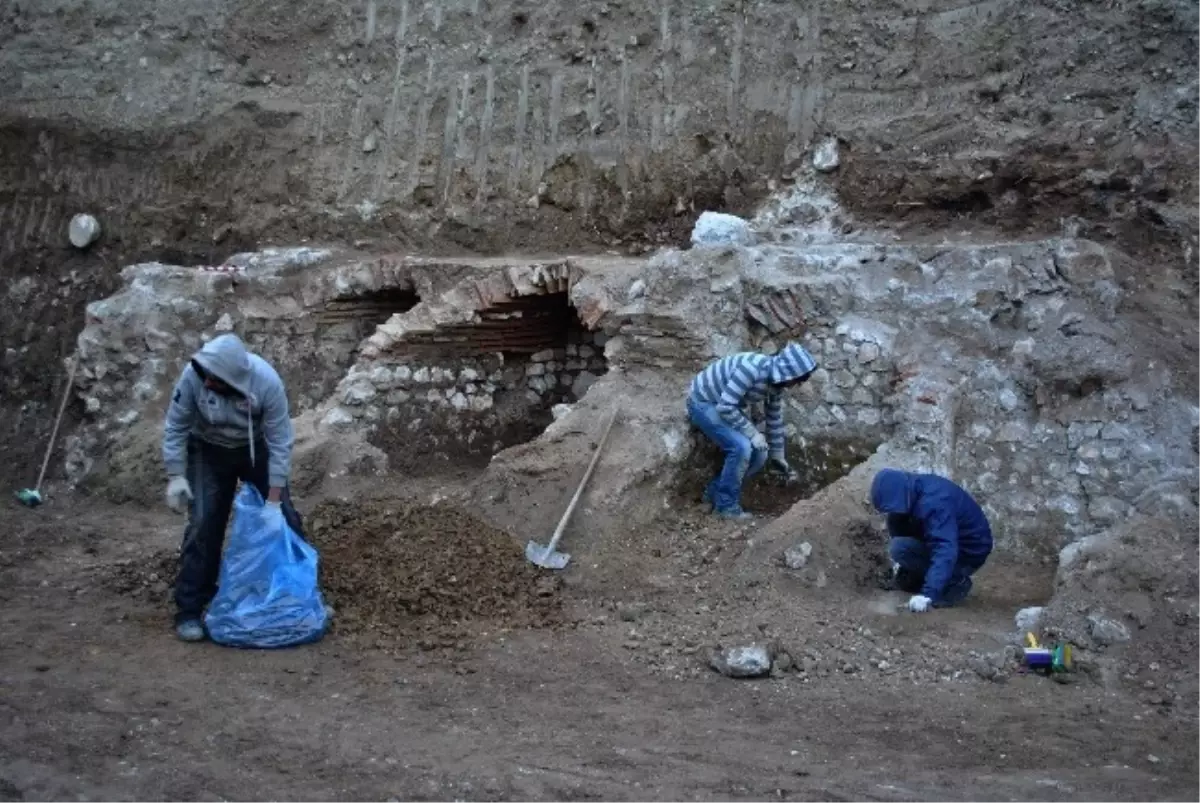 İnşaat Kazısında Mezarlık Buldular