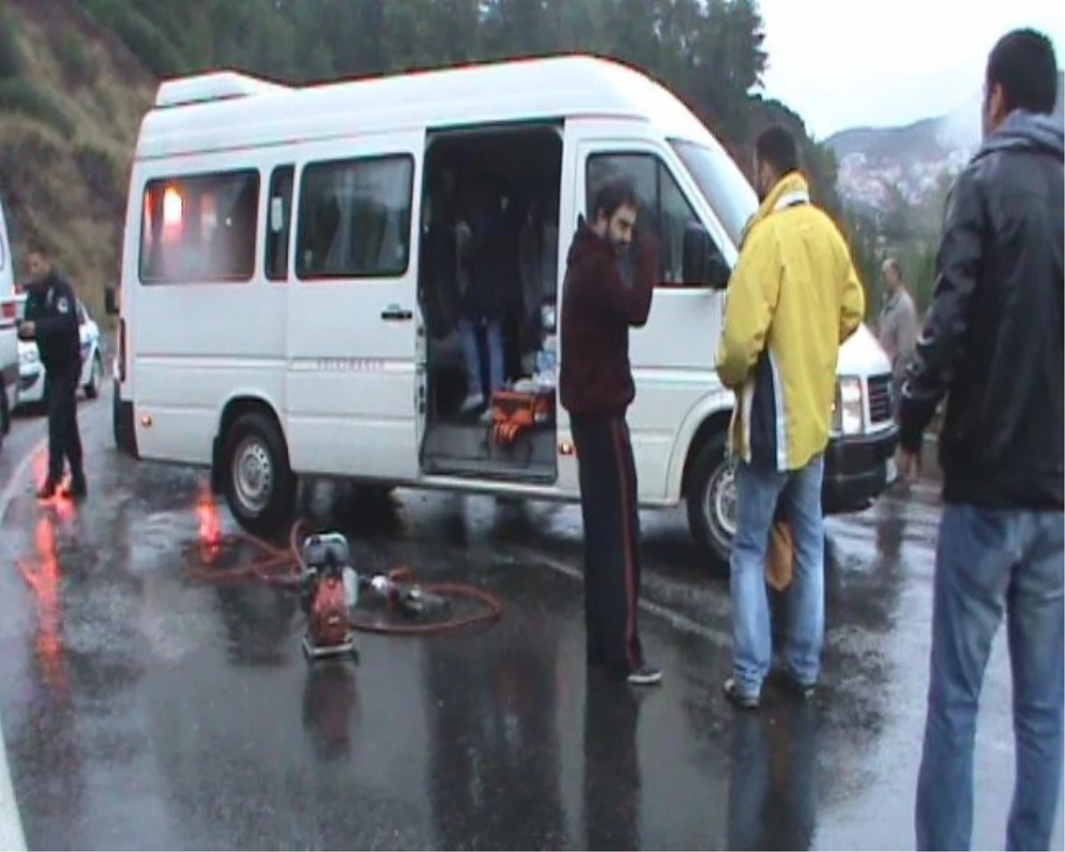 Marmaris\'te Tiyatrocuları Taşıyan Minibüs Kaza Yaptı: 1\'i Ağır 8 Yaralı