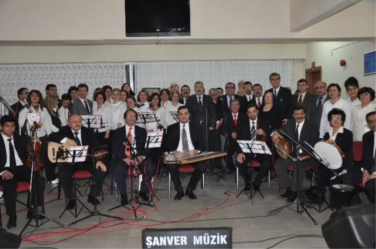 Nazilli\'de Huzurevi Sakinleri Yılbaşını Erken Kutladı