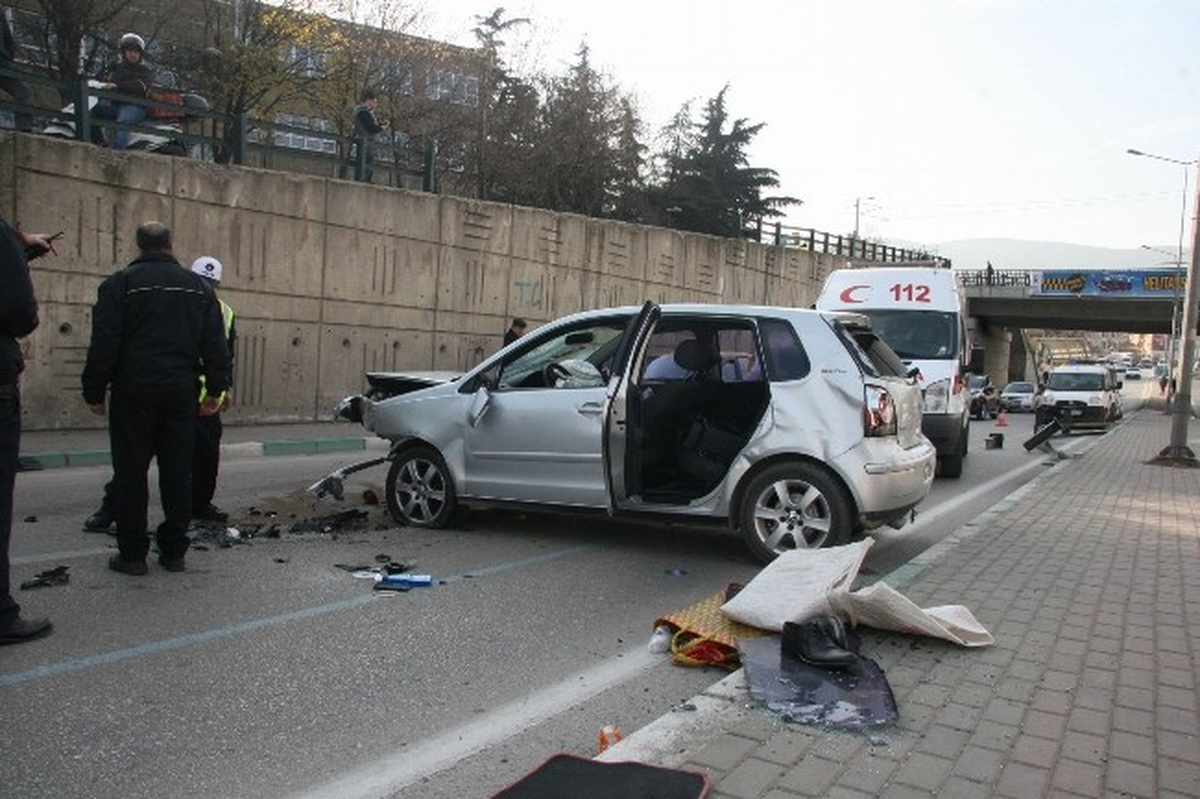 Otomobiliyle Köprüden Uçtu, Burnu Bile Kanamadı