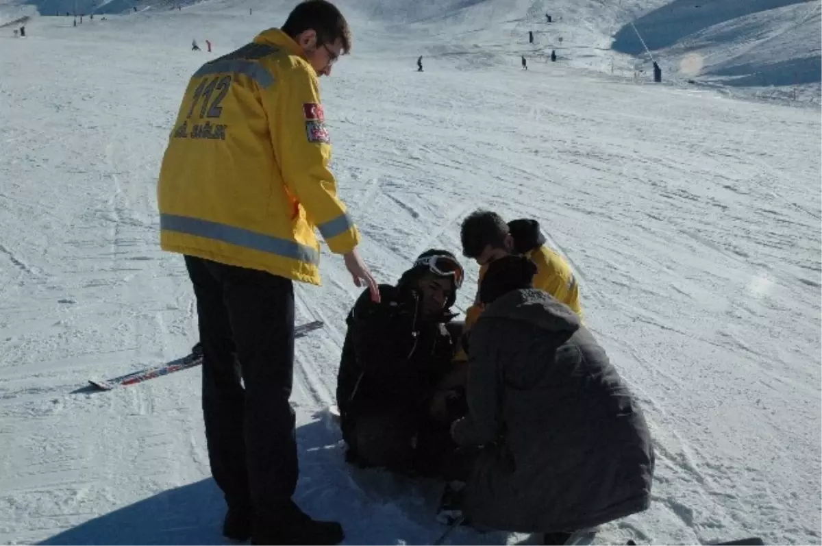 Palandöken\'in Zirvesinde Kayak Yaparken Yaralandı