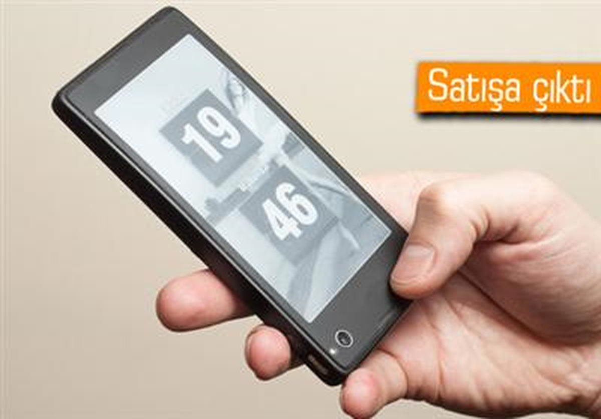 Rusya\'nın İlk Yerli Akıllı Telefonu Yotaphone Satışa Çıktı