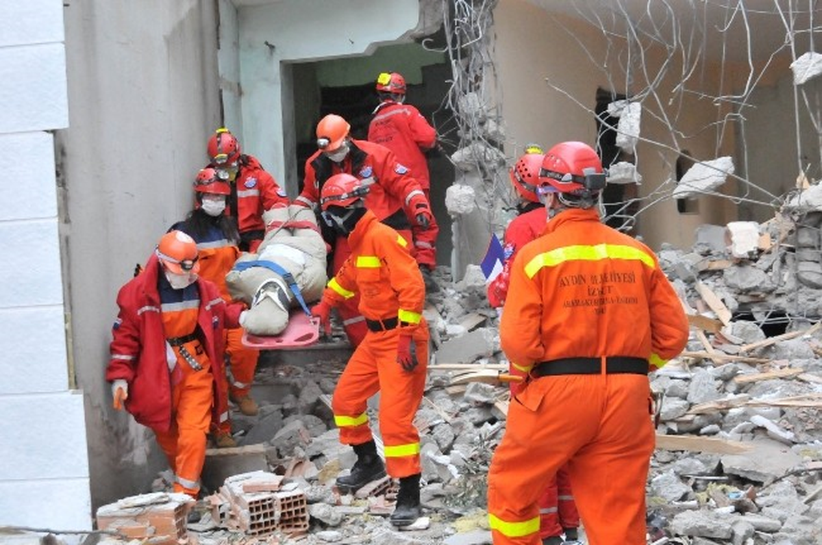 Tatbikat İçin 5 Katlı Binayı Yıktılar
