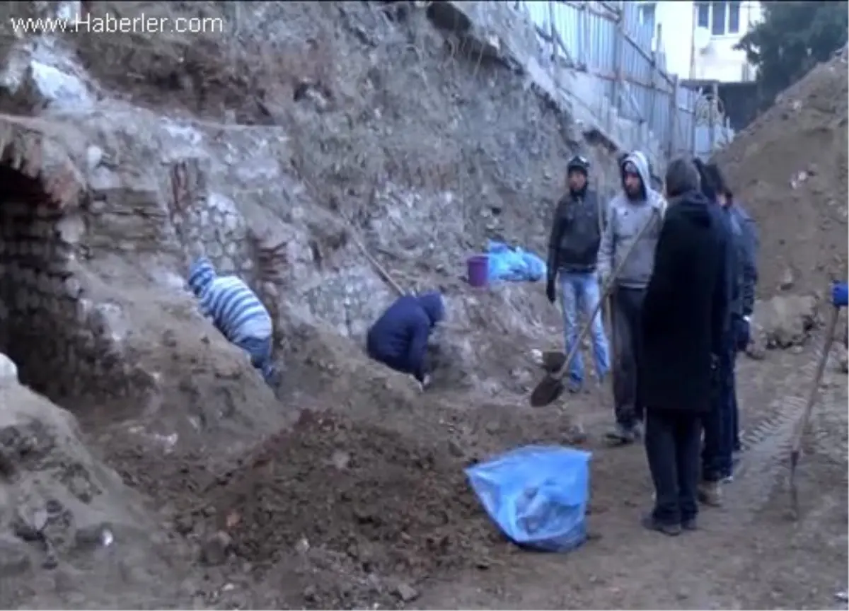 Temel Kazısında Mezarlık Bulundu