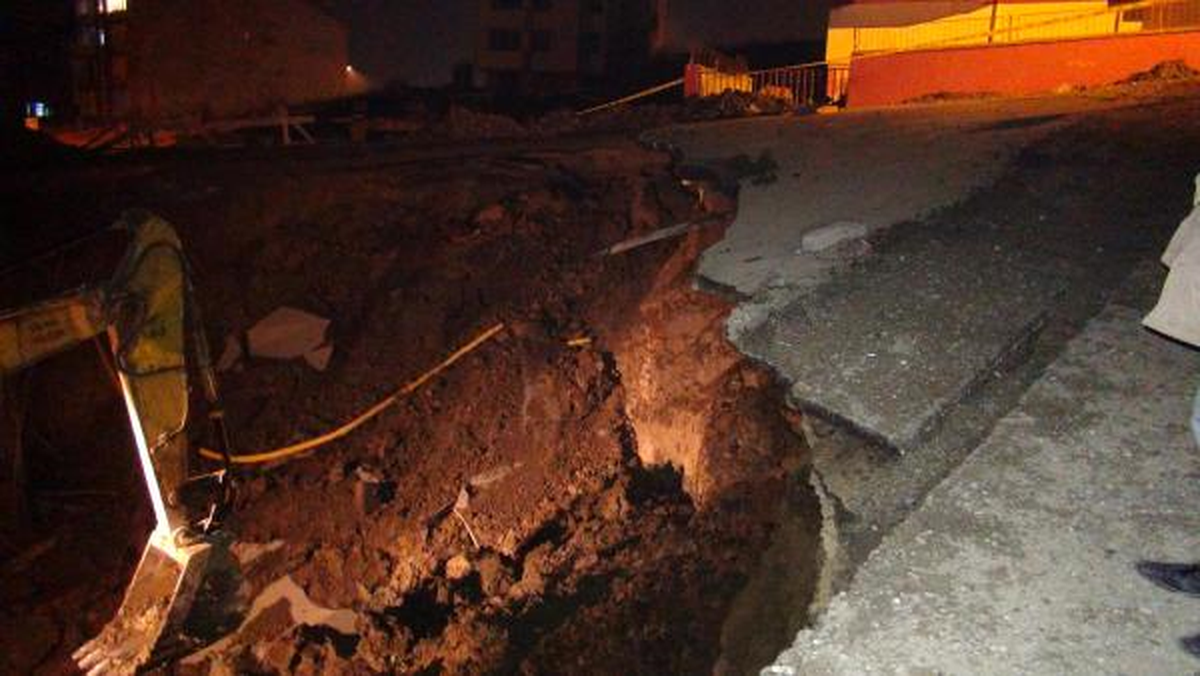Temel Kazısında Yol Çöktü