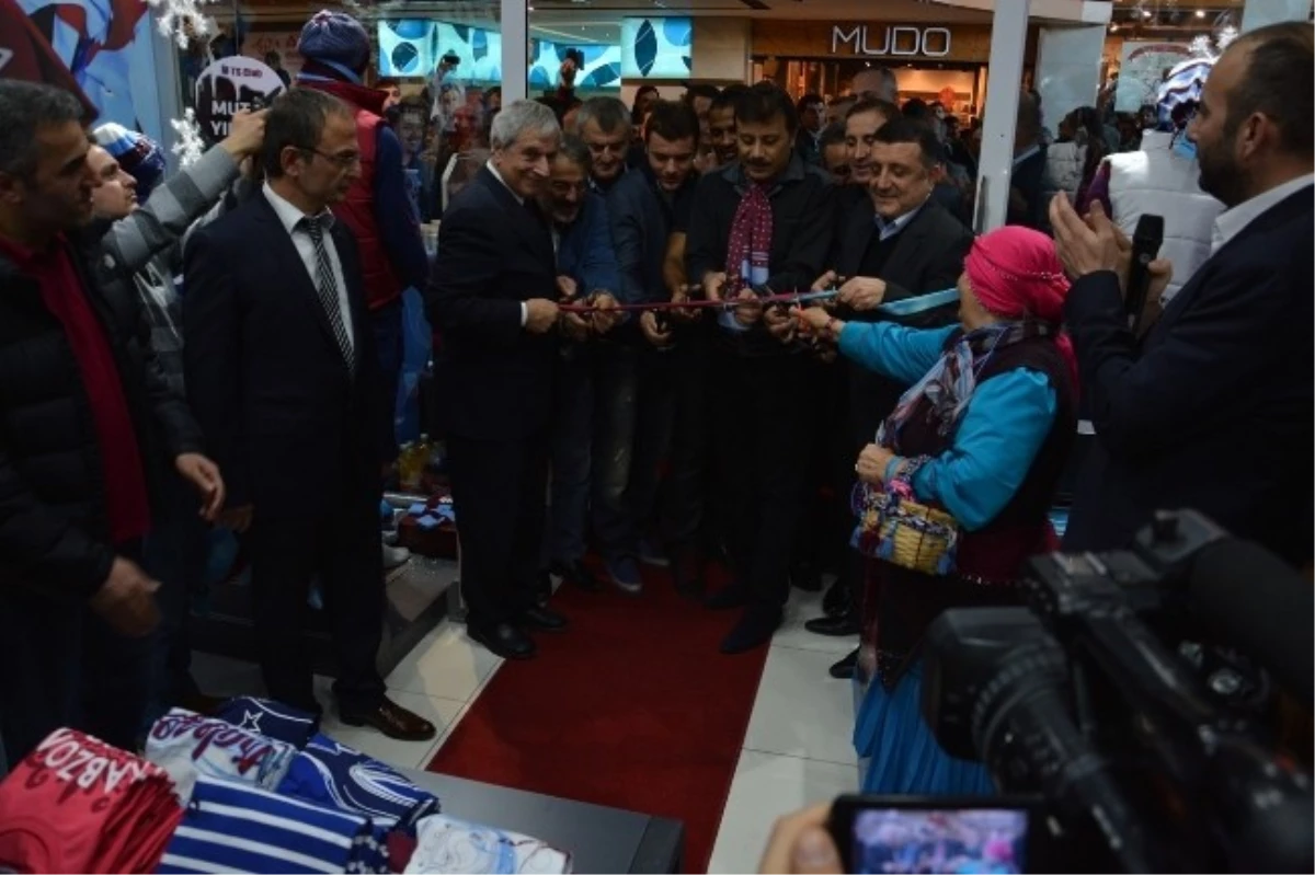 Trabzonsporlu Futbolcular Ts Club Açılışına Katıldı