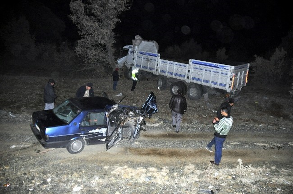 Uşak\'ta Feci Kaza: 2 Ölü, 2 Yaralı