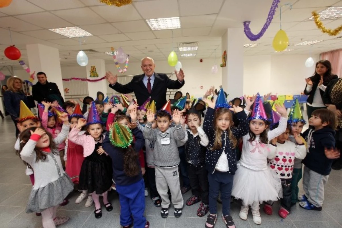 Yenimahalle Belediye Başkanı Yaşar, Miniklerle Yeni Yıl Partisinde