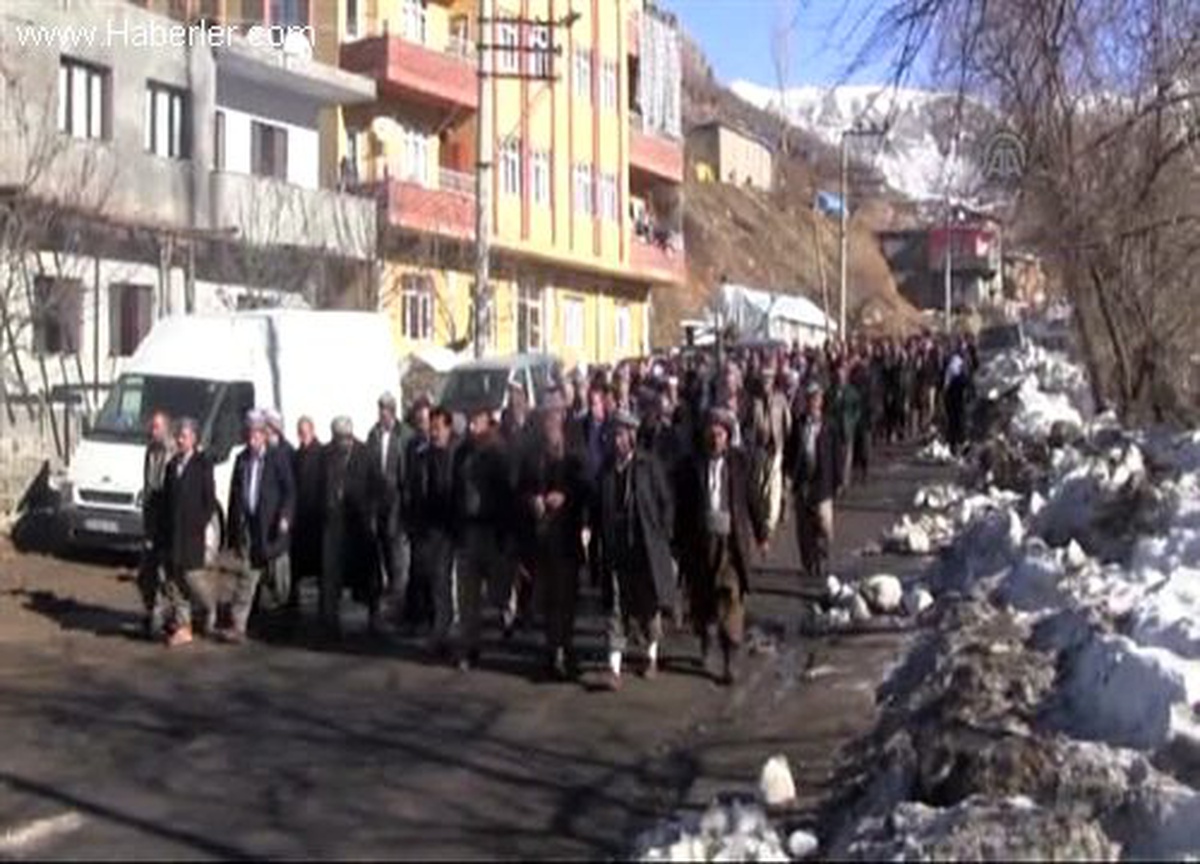 Anma töreninde kalp krizi geçiren Miran Encü toprağa verildi -