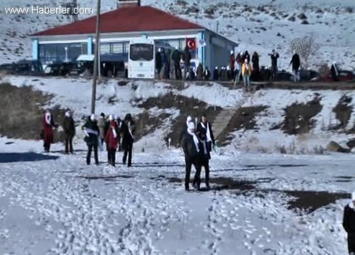 Buz tutan gölde sağlıklı yaşam yürüyüşü -