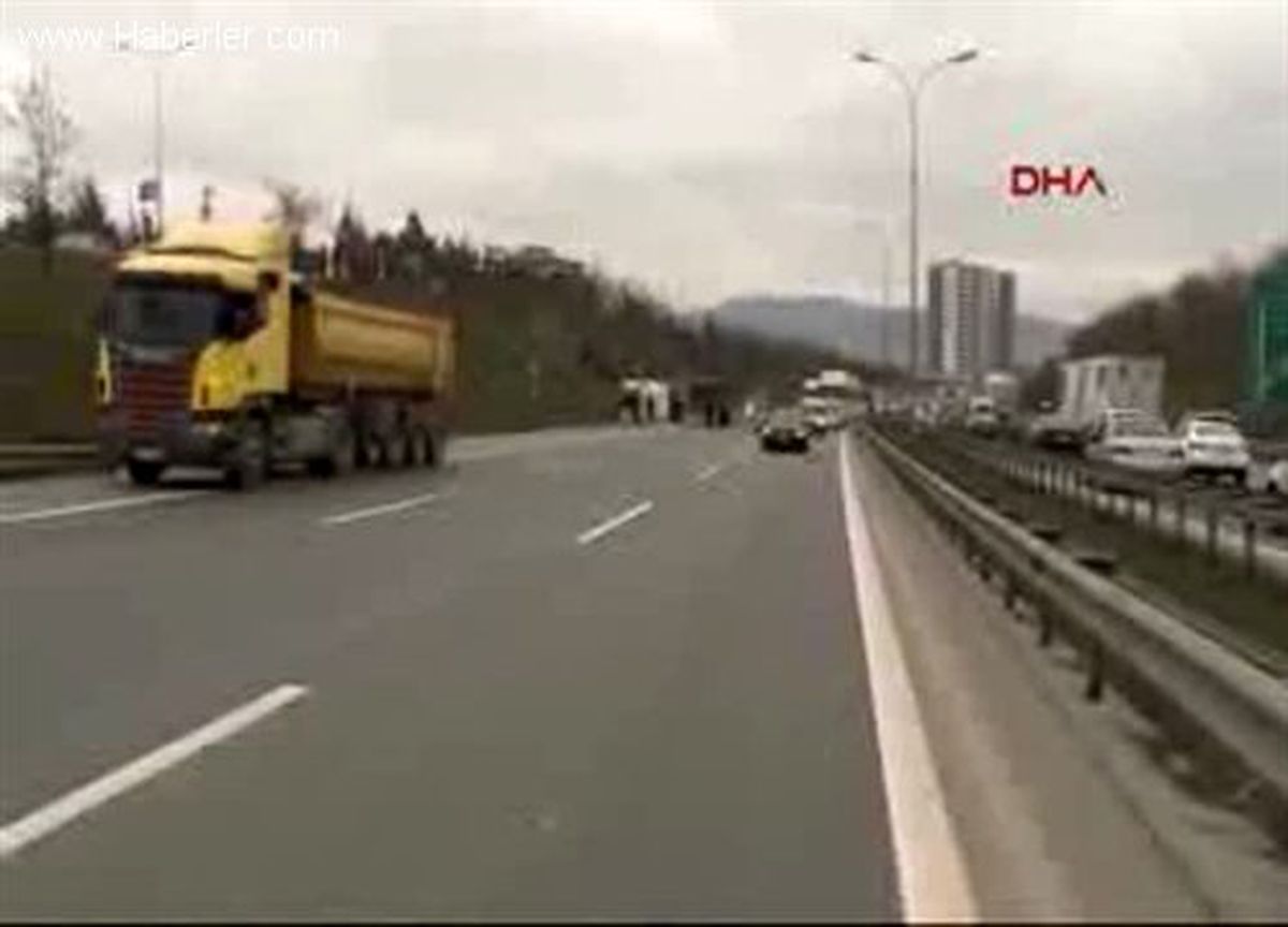 Çarpışanlar Hafriyat Kamyonu, Yükleri de Dev Kayalar Olunca Tem Bu Hale Geldi
