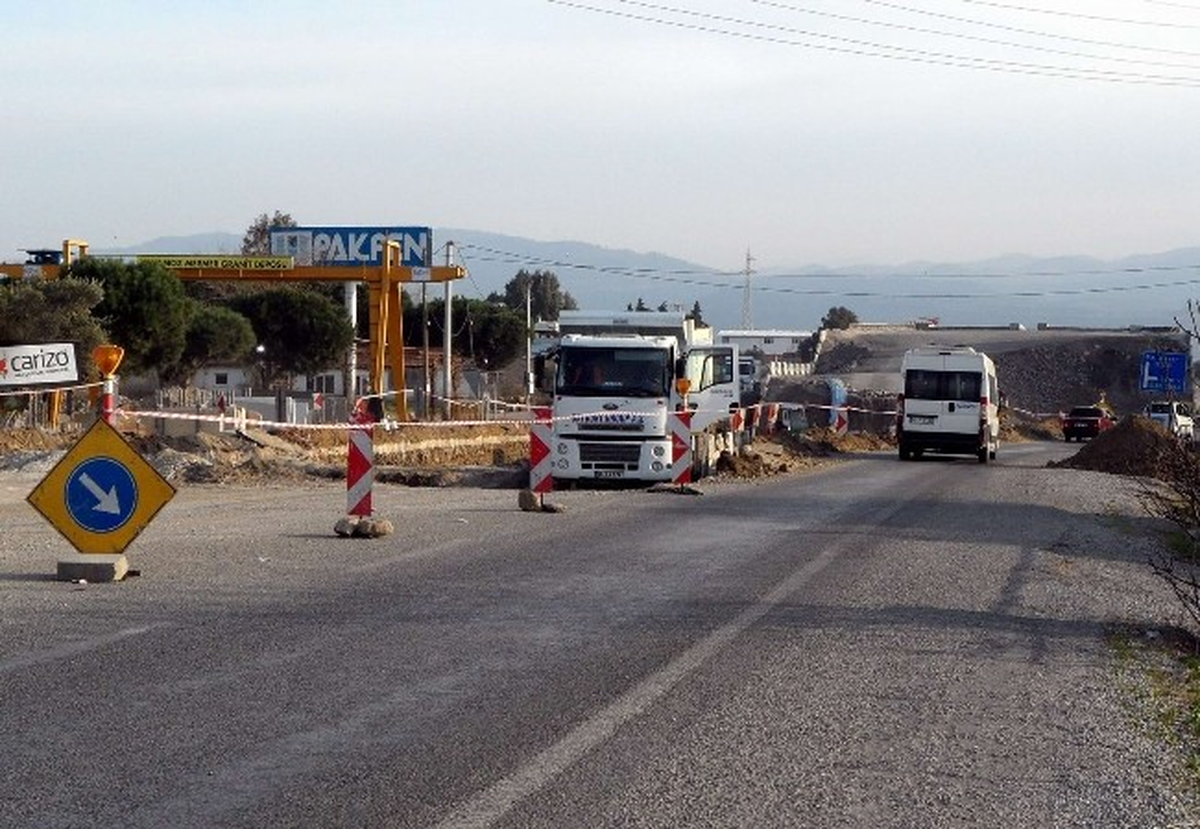 Dev Çukur Trafiği Tehlikeye Düşürdü