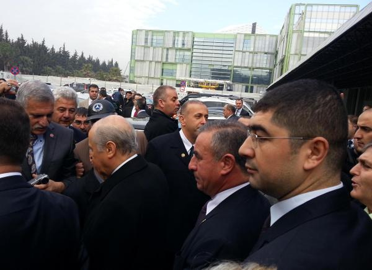 Devlet Bahçeli\'ye İzmir\'de Konvoylu Karşılama