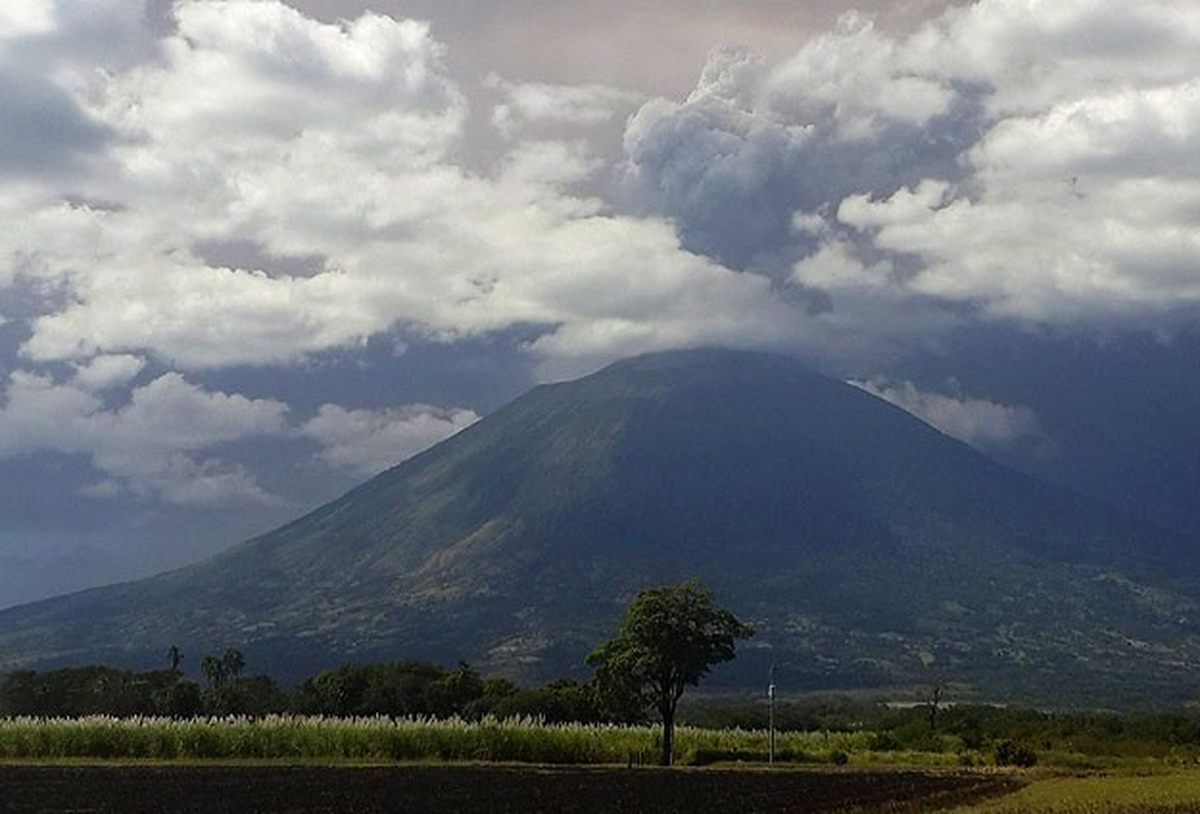El Salvador\'da Chaparrastique Yanardağı Gaz ve Kül Püskürtüyor