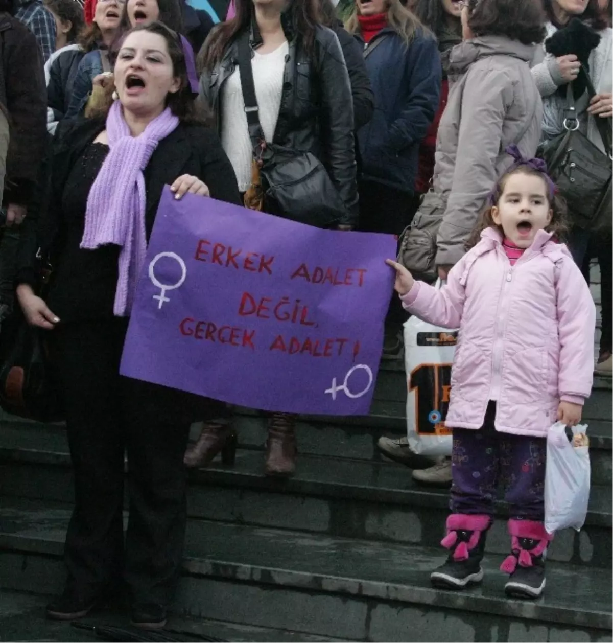 Kadınlar Şiddeti Protesto Etti