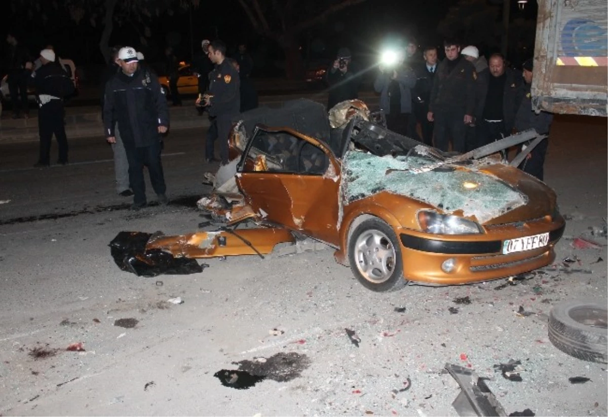 Kamyona Çarpan Otomobilde 1 Kişi Öldü, 2 Kişi Yaralandı