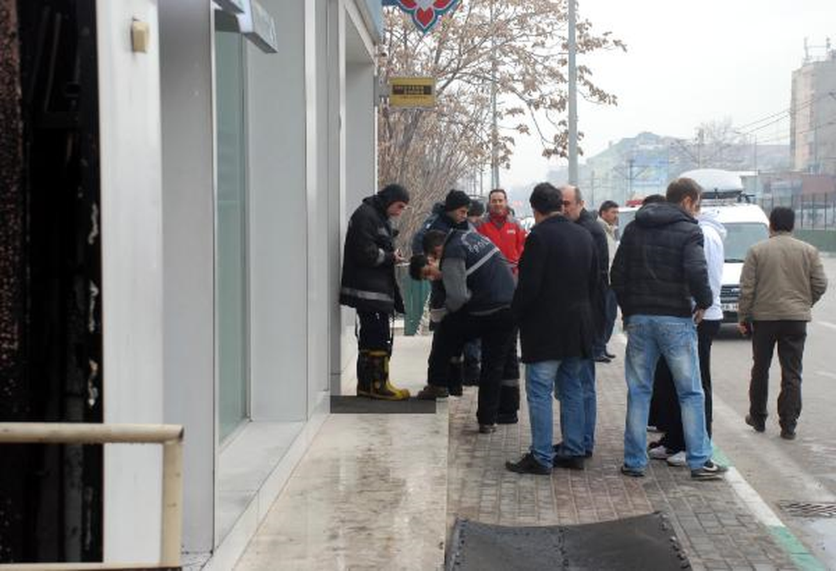 Madde Bağımlısı Genç Banka Şubesini Yakmak İstedi