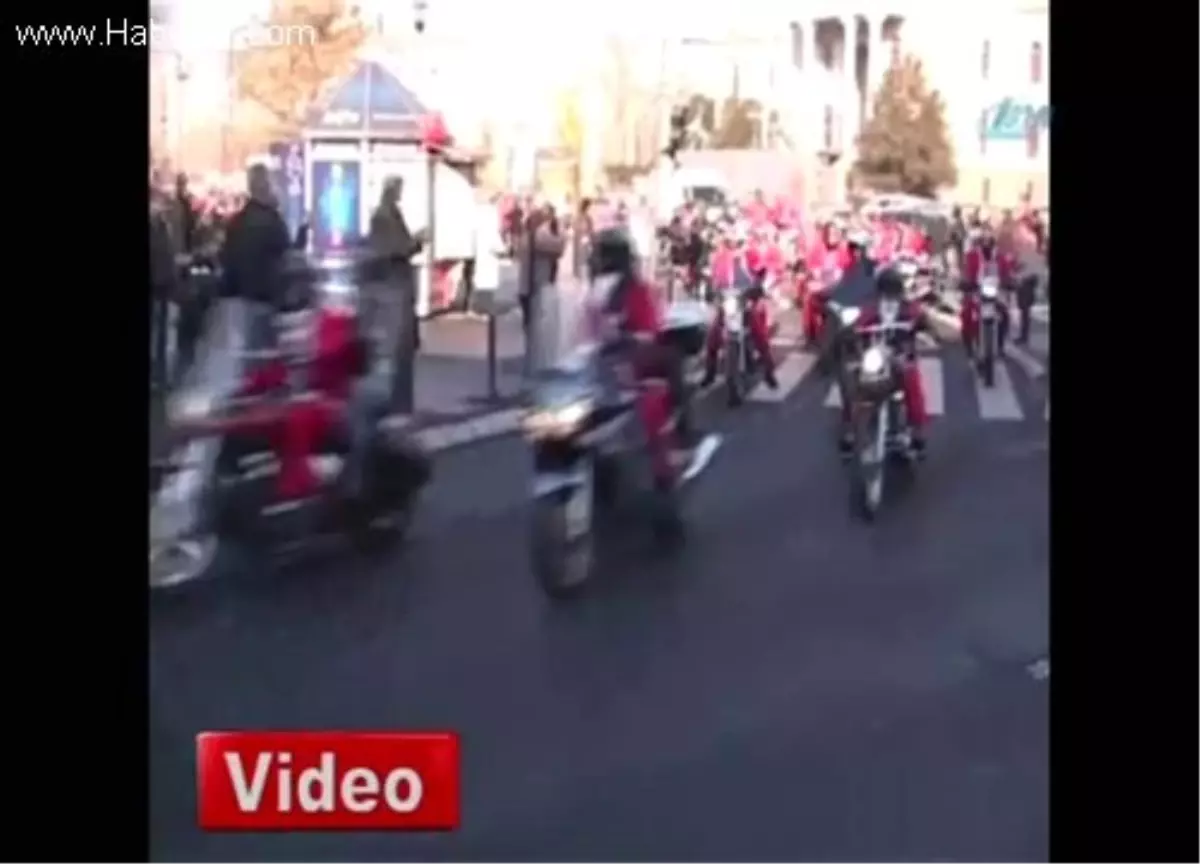 Motosikletli Noel Babalar Engelli Çocuklara Hediye Dagıttı