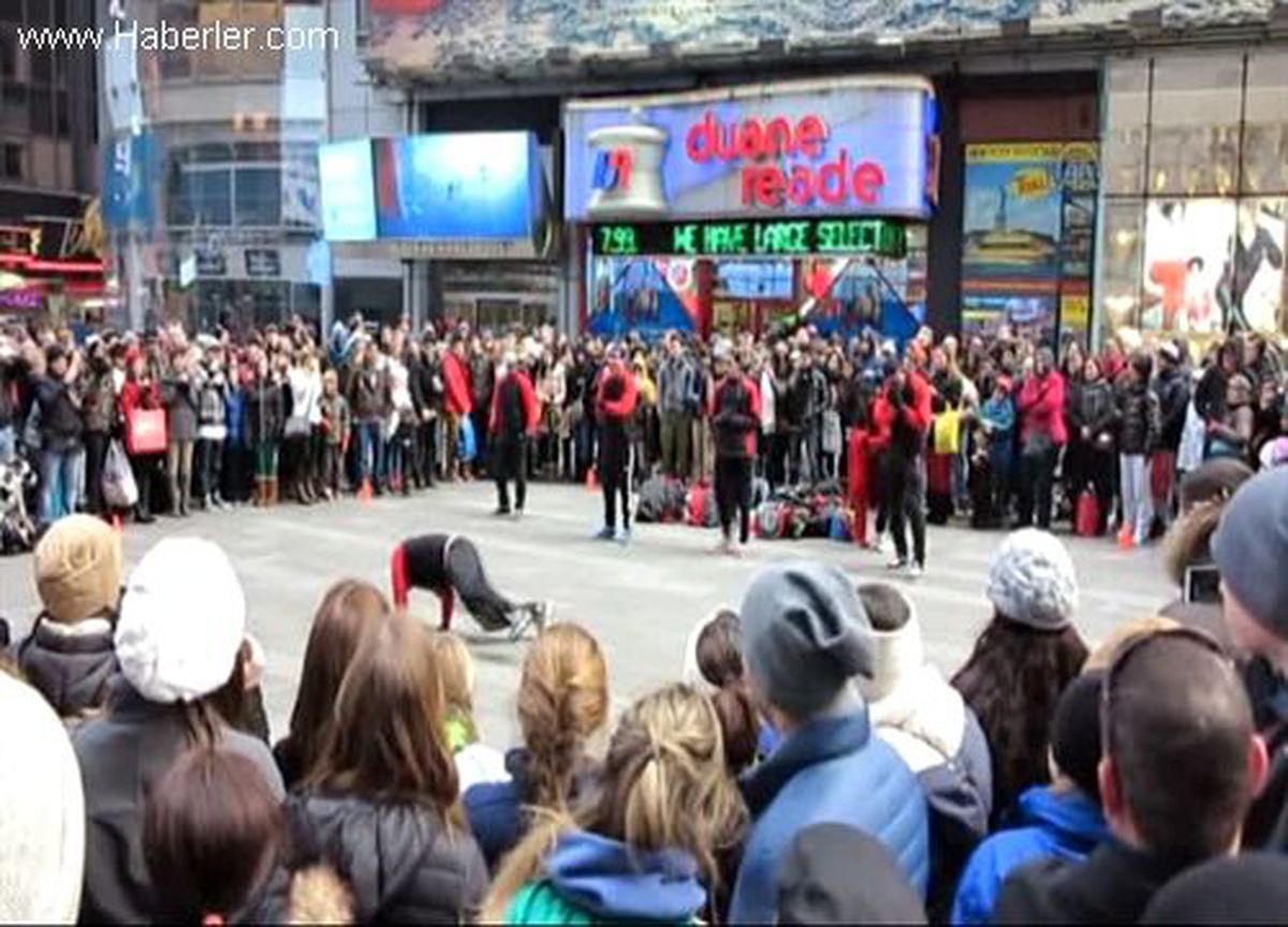 Times Meydanı'nda 'akrobatik dans' gösterisi ilgi çekiyor - NEW
