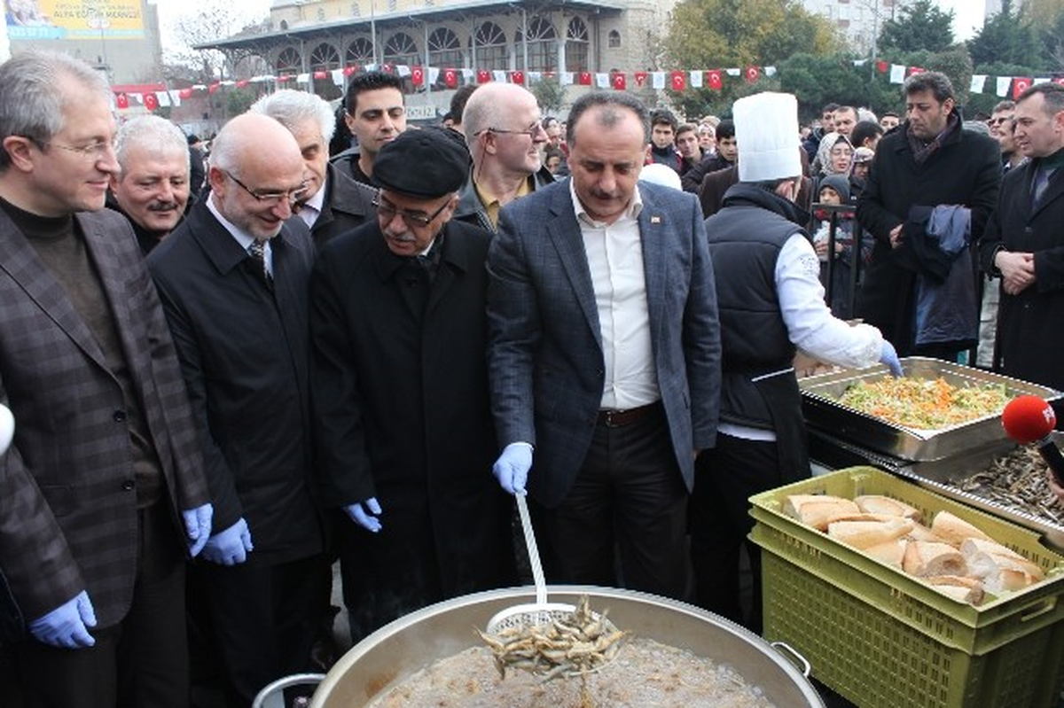 Ücretsiz 3 Ton Hamsi, Uzun Kuyruklar Oluşturdu