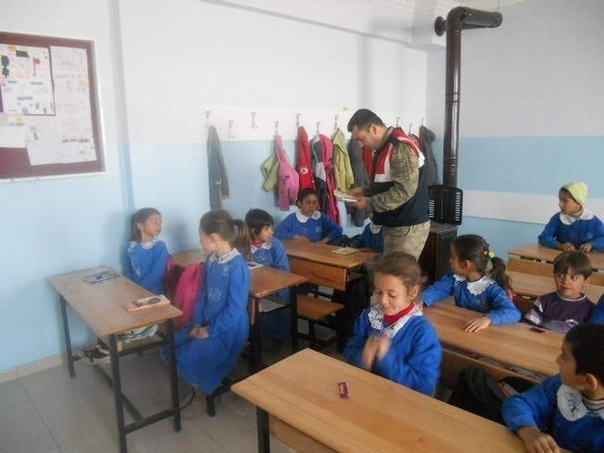 Yavuzeli İlçesinde Jandarma Çocuklara Kitap Dağıttı