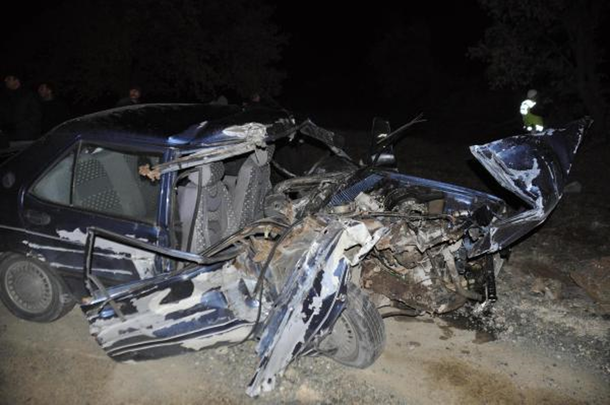 Yola Kontrolsüz Çıkan Kamyona Otomobil Çarptı: 2 Ölü, 2 Yaralı