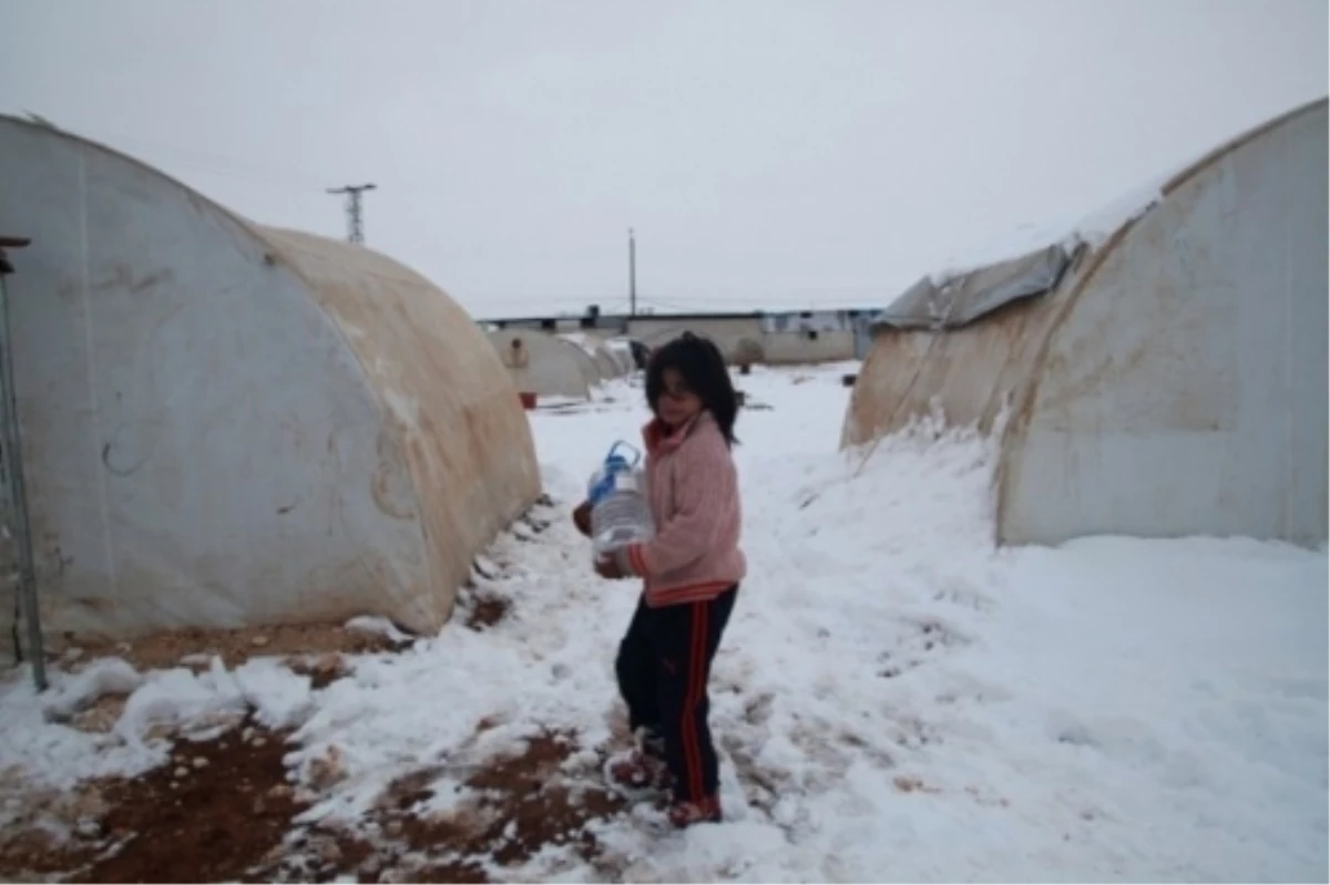 2,3 Milyon Suriyeli Sert Kış Şartlarında Yaşam Mücadelesi Veriyor