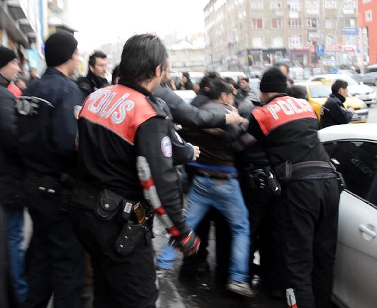 Arkadaşlarını Polise Vermemek İçin Direndiler