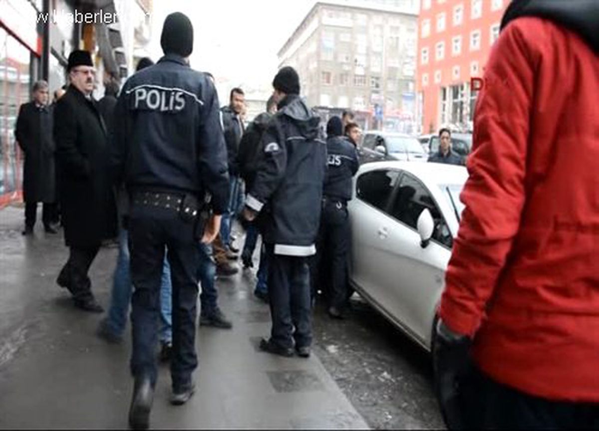 Arkadaşlarını Polise Vermemek İçin Direndiler