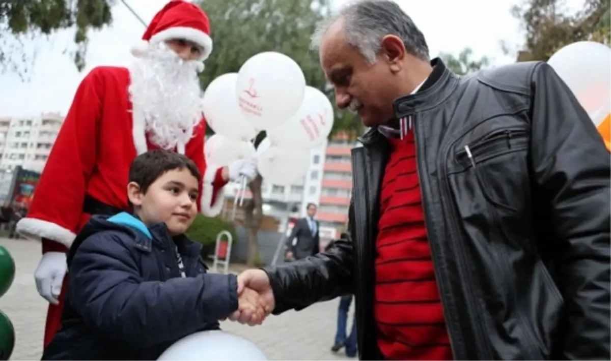 Bayraklı Belediyesi Yeni Yılı Semtlerde Kutladı