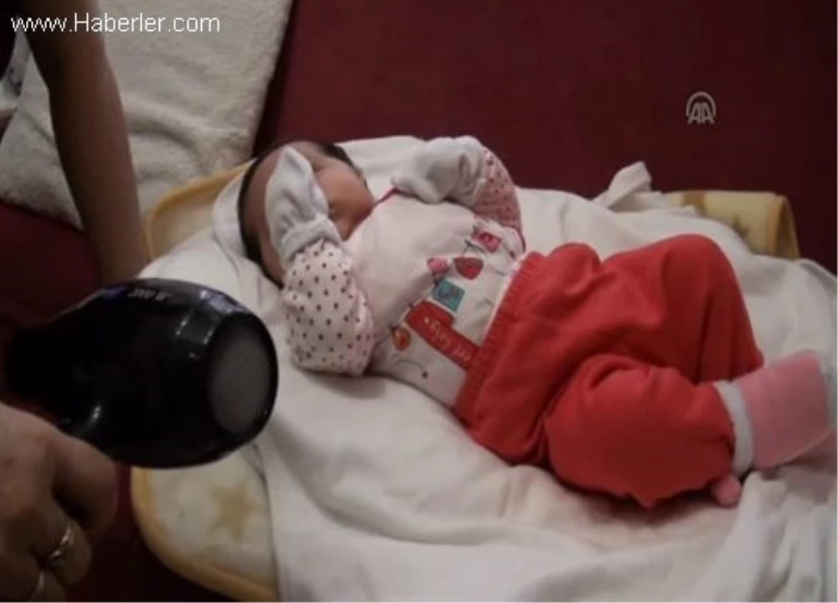 Bebeklerin, gürültülü aletlerin sesiyle uyutulmaya çalışılması -