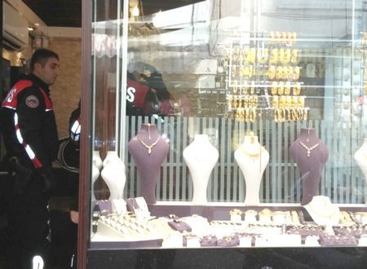Çaldığı Yüzüğü Aynı Kuyumcuya Satmak İsteyince Yakalandı