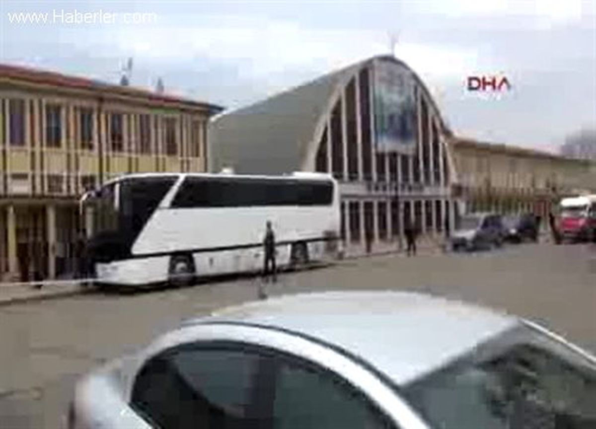 Demiryolu Hattında Çökme Oluştu,yolcular Otobüslerle Yht\'lere Taşındı