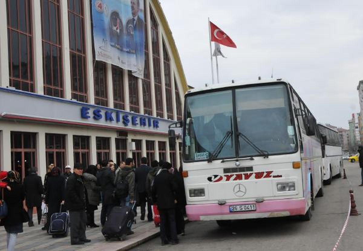 Demiryolunda Çökme Olunca Yolcular Otobüslerle Yht\'lere Taşındı