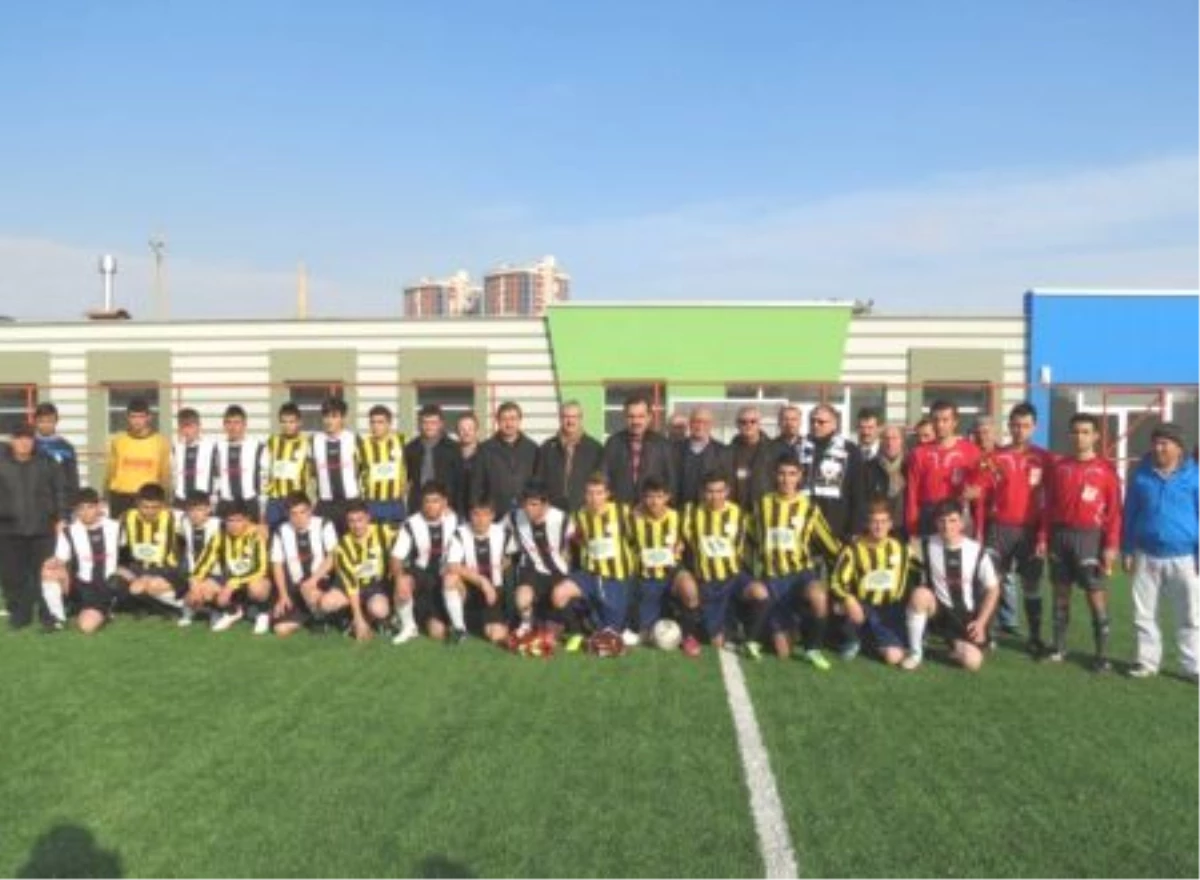 Dumlupınar Spor Kompleksi ve Gençlik Merkezi\'nin Futbol Sahası Açıldı