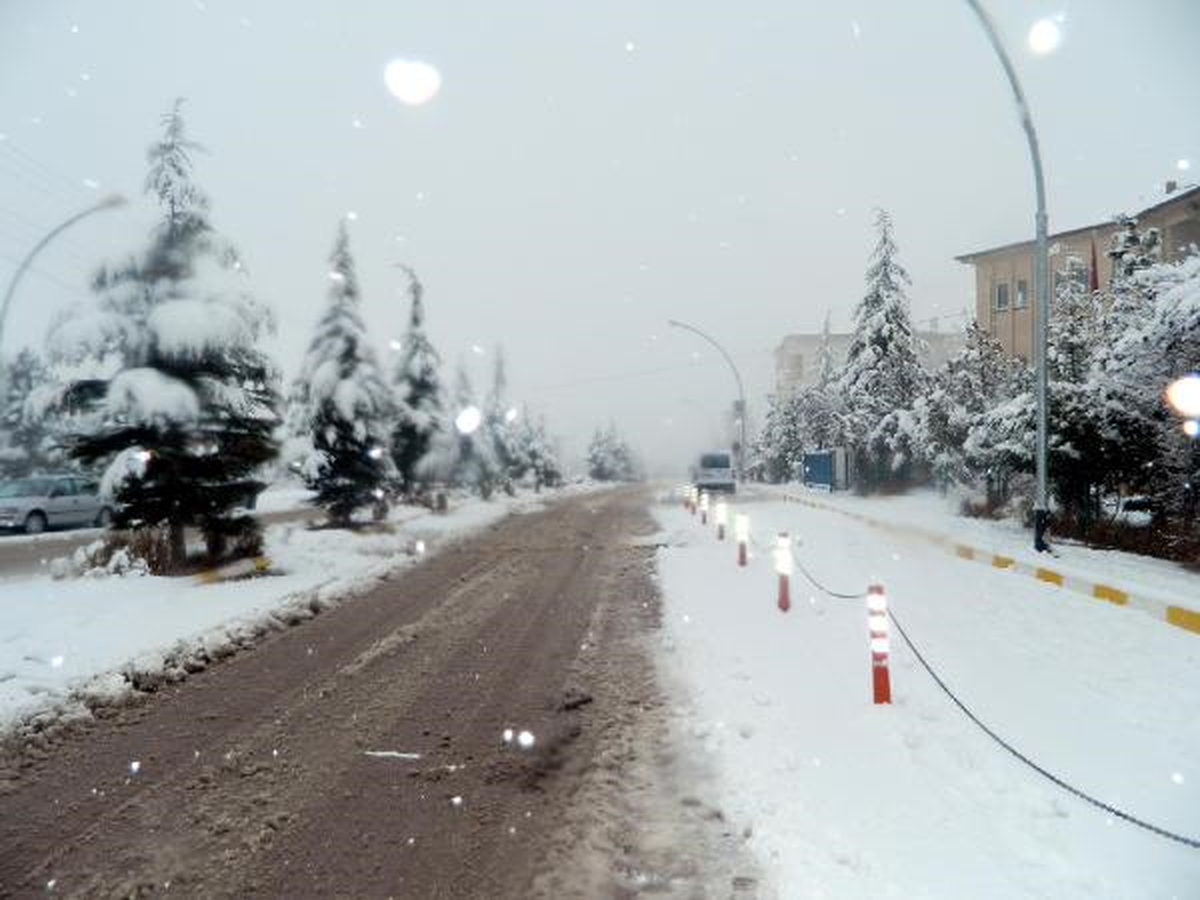 Ekinözü\'nde 5 Köy Yolu Kardan Kapandı