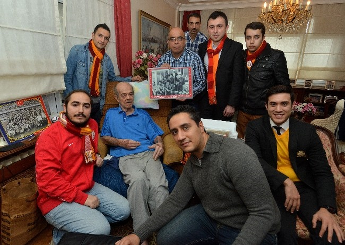 Galatasaraylı Taraftarlar Turgay Şeren\'i Ziyaret Etti