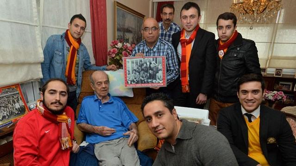 Galatasaraylı Taraftarlardan Turgay Şeren\'e Ziyaret