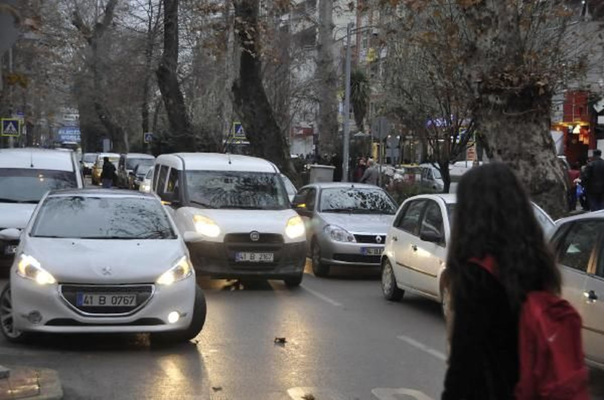 İzmit\'te Yıl Sonu Hareketliliği Trafiği Kilitledi
