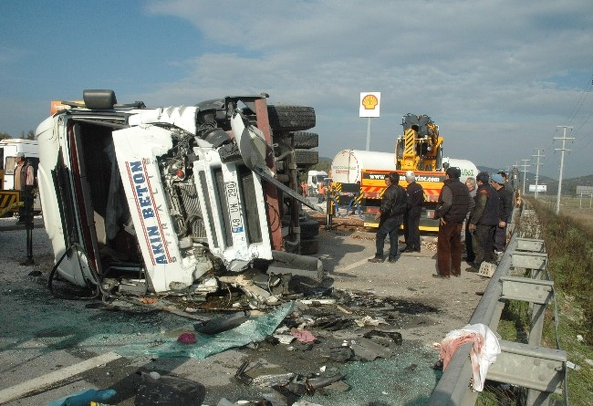 Milas\'ta Tır ile Minibüs Çarpıştı: 11 Yaralı