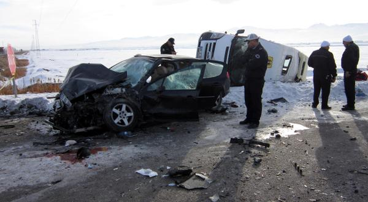 Erzurum - Erzincan Karayolunda Kaza: 1 Ölü, 27 Yaralı