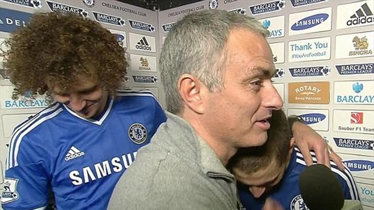 Mourinho Röportajı Kesti ve Oyuncularına Sarıldı!