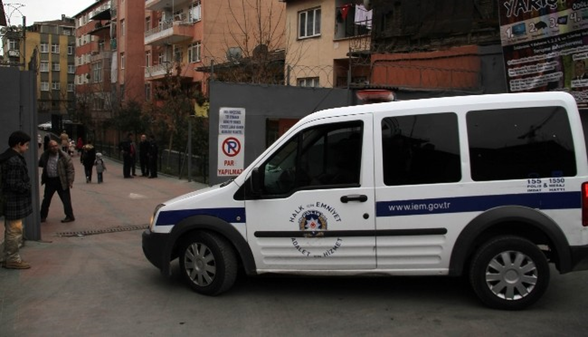 Öğrencilerin Gözü Önünde Bıçakladı