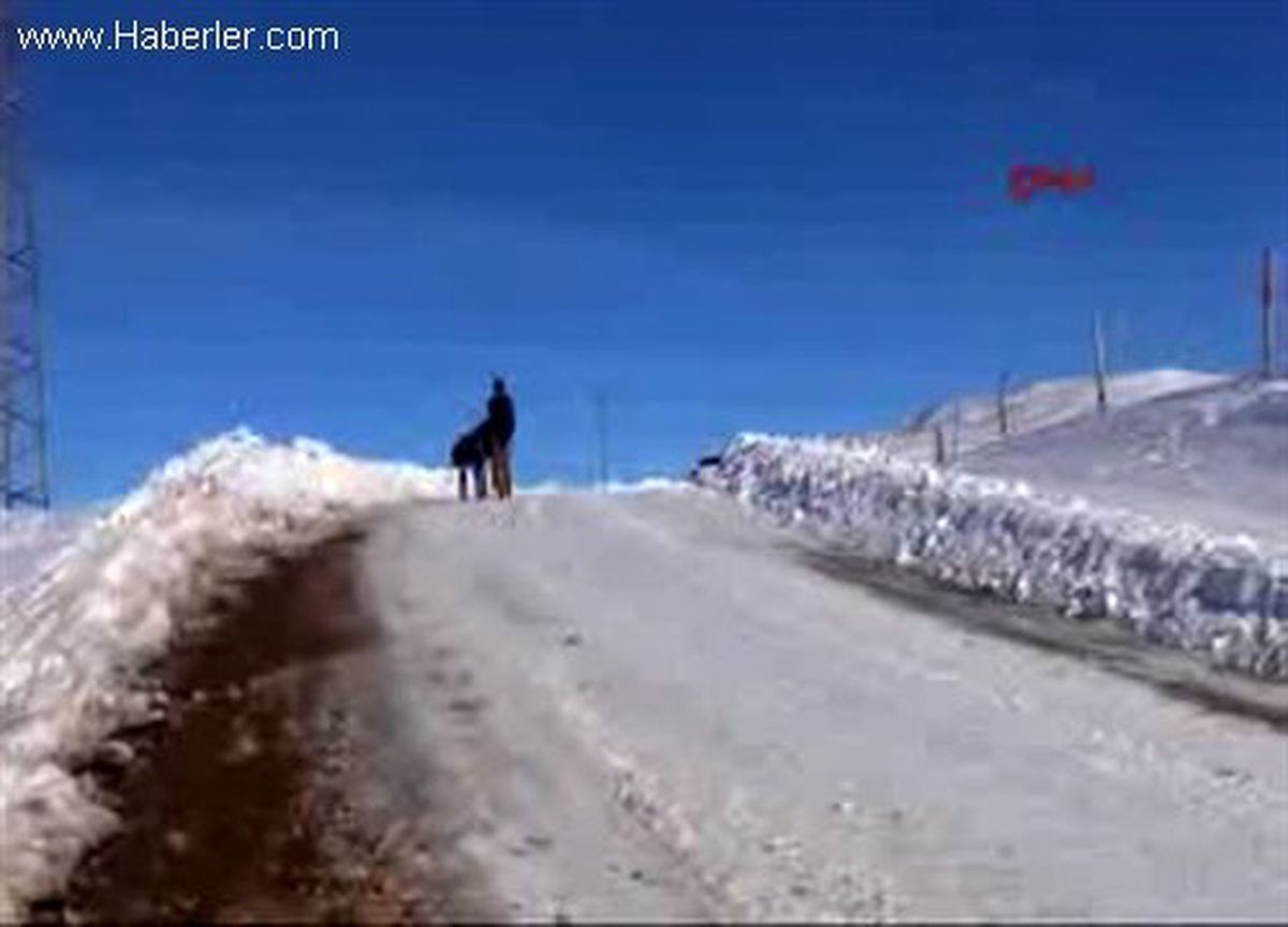 Peri Çayı Üzerindeki Buzları Kırıp Balık Avlıyorlar